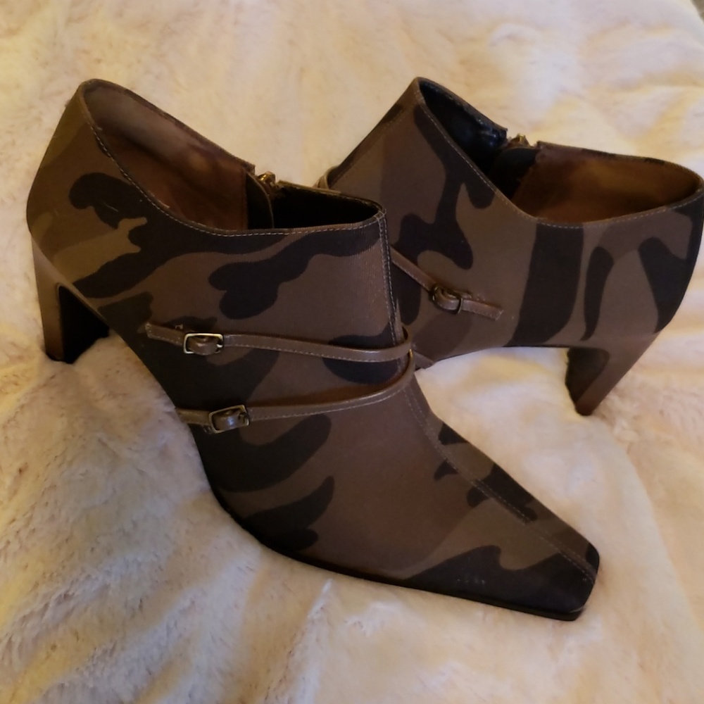 Enzo Angiolini Camo Bootie Sz 8M NWOT